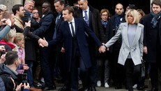Emmanuel Macron và vợ Brigitte Trogneux rời khỏi một điểm bỏ phiếu vòng một bầu cử hồi tháng 4. Ảnh: Reuters 