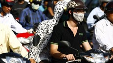 Người dân Hà Nội ra đường phải đối phó với khói bụi. 