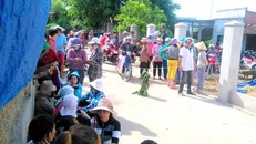 Rất đông người dân địa phương đến nghe ngóng, bàn tán. 