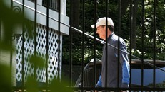 Ông James Comey được trông thấy trước cửa nhà riêng ở Washington sau khi bị Tổng thống Donald Trump sa thải ngày 9/5. Ảnh: AP 