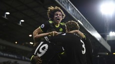 Niềm vui của các cầu thủ Chelsea sau khi có bàn thắng cần thiết để lên ngôi vô địch. Ảnh: Reuters.