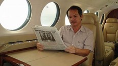 Bầu Đức trên chiếc máy bay cũ của mình.