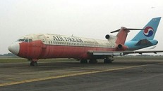 Máy bay Boeing đã bị hư hỏng nặng sau nhiều năm bị bỏ rơi ở sân bay Nội Bài. 