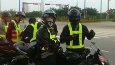 Việc mặc áo phản quang là một trong những biện pháp đảm bảo an toàn khi di chuyển vào ban đêm