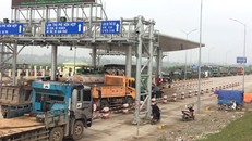 Nhiều xe tài dàn ngang tại trạm thu phí Tam Nông (Phú Thọ) để phản đối thu phí tháng 3/2017. 