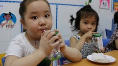 Học sinh tham gia chương trình 'Sữa học đường.'