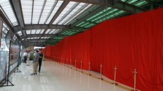 Người dân chờ được tham quan đoàn tàu