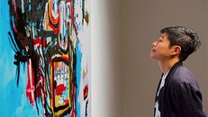 Tỷ phú Maezawa (phải) cho rằng mình là người may mắn khi mua được bức tranh này. 