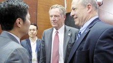 Đại diện Thương mại Mỹ (giữa) trao đổi với Bộ trưởng Công Thương Trần Tuấn Anh (bên trái) tại họp báo về kết quả Hội nghị các Bộ trưởng phụ trách Thương mại APEC (MRT 23) chiều 21/5.