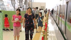 Khe hở giữa tàu và ke ga rộng khiến nhiều người tỏ ra lo lắng và bất an trong quá trình sử dụng. 