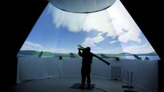 Một binh sĩ Venezuela mô phỏng bắn tên lửa MANPAS. Ảnh: Reuters