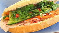 Bánh mì Việt Nam là món ăn yêu thích của nhiều du khách Tây khi đến Việt Nam.