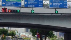 Tại giao lộ Nguyễn Thái Học - Võ Văn Kiệt, quận 1, TP.HCM đã được lắp biển báo song ngữ Việt . 