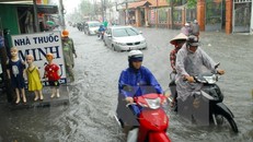 Mưa ngập đường Phan Huy Ích (thuộc quận Tân Bình và Gò Vấp) khiến giao thông ngặp nhiều khó khăn, hàng trăm phương tiện bị chết máy.