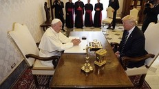 Thông điệp sau những món quà Giáo hoàng tặng ông Trump