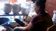 Chủ quán 'bún chửi' Hà Nội lên CNN: 'Tôi sẽ tặng lại nghề cho con dâu'