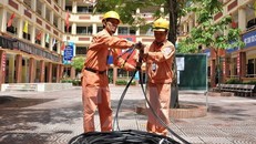 Công nhân điện lực Hà Nội kéo bổ sung nguồn dây cấp điện cho khu dân cư. 