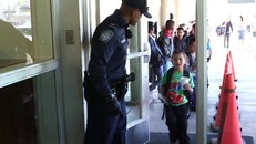 Cứ đúng 8 giờ mỗi sáng, khoảng 800 em nhỏ đeo cặp xách trên lưng xếp thành hàng dài ở cửa khẩu để làm thủ tục nhập cảnh vào Mỹ. Ảnh: CNN