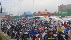 Hàng ngàn người chen chúc trên đại lộ Mai Chí Thọ