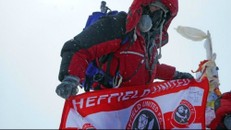 Ian trên đỉnh Everest. Ảnh: Peter Whitfield.