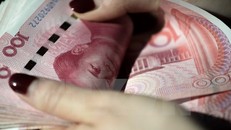 Đồng Nhân dân tệ tại một ngân hàng ở Bắc Kinh, Trung Quốc. (Ảnh: AFP/TTXVN)