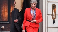 Thủ tướng Anh Theresa May hôm qua rời trụ sở đảng Bảo thủ ở London. Ảnh: Getty Images.