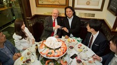 Bữa trưa với Buffett được đánh giá là trải nghiệm đáng đồng tiền bát gạo. Ảnh: Varchev Brokers