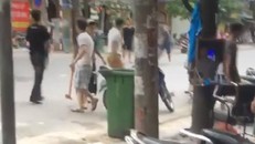 Nhóm thanh niên hỗn chiến tại Hà Nội chiều 10/6. Ảnh cắt từ clip