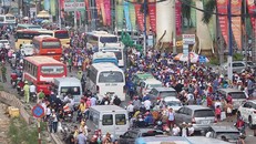 Lượng người và phương tiện tăng đột biến khiến giao thông qua cổng KDL Suối Tiên rơi vào tình trạng hỗn loạn. 