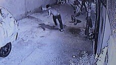 Nhóm thanh niên đánh hội đồng nạn nhân đến chết. Ảnh: Cắt từ clip