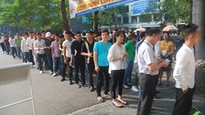 Người lao động xếp hàng vào phòng thi tiếng Hàn năm 2016. 