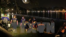 Công việc được tiến hành khẩn trương dù thực hiện trong đêm tối. 