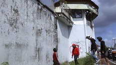 Người dân quan sát đường hầm trốn thoát bên ngoài nhà tù Kerobokan. 