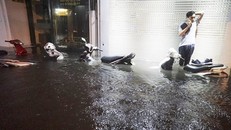 Xe để trên vỉa hè phố Tạ Hiện bị ngập sâu. 