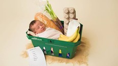 Ezra chào dời khỏe mạnh trong siêu thị. Ảnh:Jen.