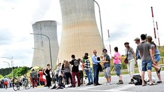 Dòng người xếp hàng dài để biểu tình ở Tihange (Bỉ). Ảnh: Reuters