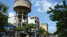 Một thủy đài khổng lồ trên đường Tô Ký (quận 12)