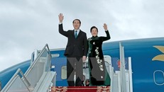 Chủ tịch nước Trần Đại Quang và Phu nhân tại sân bay Quốc tế Minsk. (Ảnh: Nhan Sáng/TTXVN)