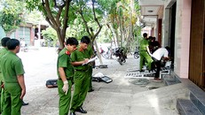 Cảnh sát khám nghiệm hiện trường.