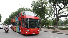 Hành trình đầu tiên của chiếc xe bus hai tầng mui trần này khá ngắn, khởi đầu phố Tràng Tiền rồi rẽ phải sang phố Đinh Tiên Hoàng...