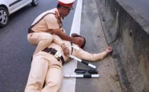 Nhân chứng kể vụ CSGT bị hất văng khi bám kính xe đầu kéo container