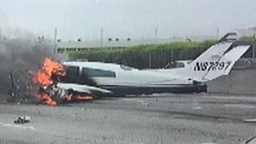 Máy bay lao xuống đường cao tốc Mỹ bốc cháy ngùn ngụt