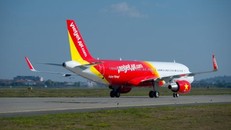 Máy bay Vietjet bay vòng, xả xăng đưa khách đau tim về lại sân bay