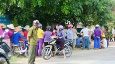 Nhiều người hiếu kỳ đến xem vụ án mạng.