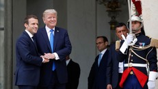 Tổng thống Pháp Emmanuel Macron (trái) và Tổng thống Mỹ Donald Trump tại Điện Elysee ngày 13/7