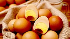 Loại trứng gà xông khói Hàn Quốc xuất hiện trên thị trường gần đây đang khiến nhiều người tò mò .