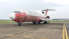 Chiếc Boeing 727-200 đang đỗ ở sân bay Nội Bài