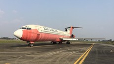 Máy bay Boeing vô chủ trên sân bay Nội Bài. Ảnh: Người Lao Động. 
