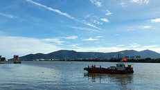 Lực lượng chức năng đang tiếp tục tìm kiếm thi thể nạn nhân. 