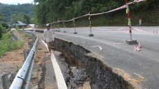 Vết nứt, sụt lún nghiêm trọng tại km 67 trên quốc lộ 217, đoạn qua xã Mường Mìn, huyện Quan Sơn (Thanh Hóa)
